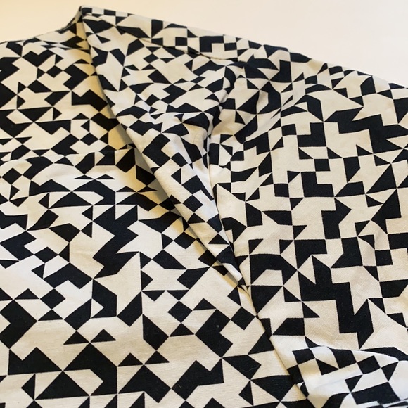 💰Kate Spade Saturday black and white geometric top - Picture 6 of 7